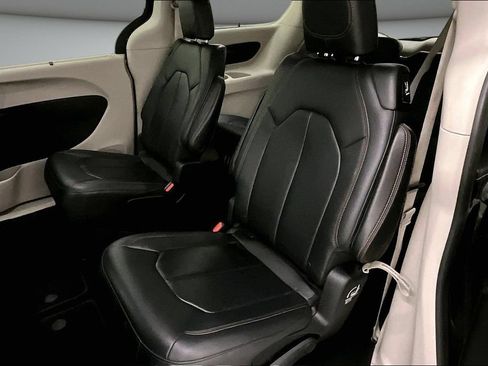 Used 2018 Chrysler Pacifica Touring-L FWD image 22
