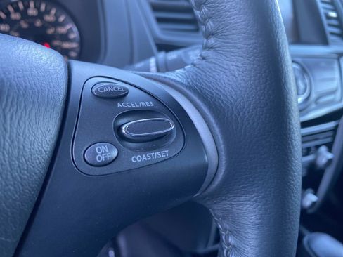 Used 2018 Nissan Pathfinder SV image 17