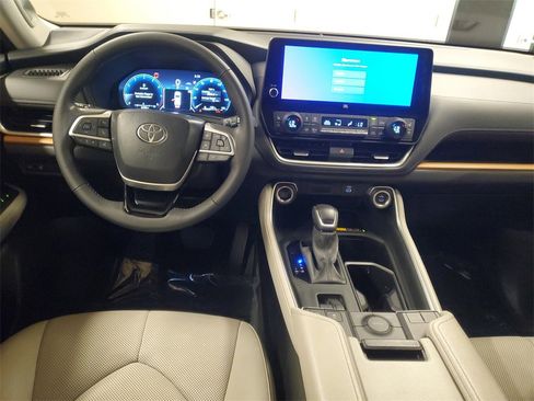 Certified 2024 Toyota Grand Highlander FWD image 10