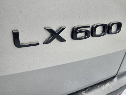 Used 2024 Lexus LX 600 4WD w/ Luxury Package image 5