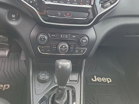 Certified 2019 Jeep Cherokee Limited AWD/4WD image 5