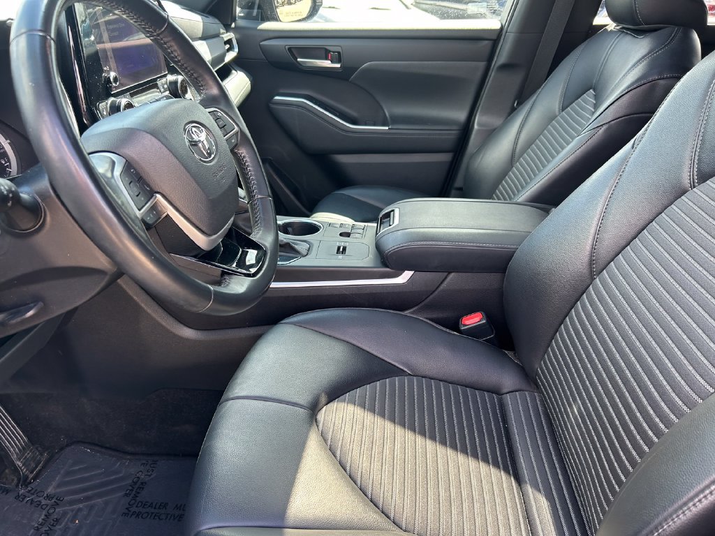 Used 2023 Toyota Highlander XSE FWD image 11