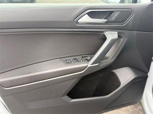 Used 2018 Volkswagen Tiguan SE w/ Panoramic Sunroof Package image 10