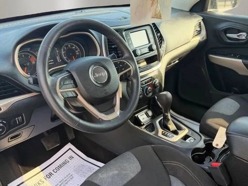 Used 2018 Jeep Cherokee Latitude FWD image 10