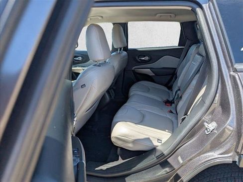 Used 2018 Jeep Cherokee Latitude FWD image 17