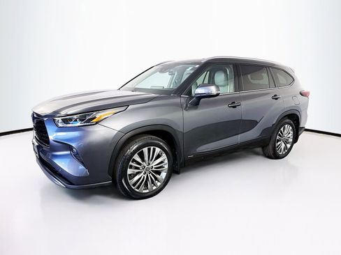 Used 2024 Toyota Highlander Platinum AWD/4WD image 3