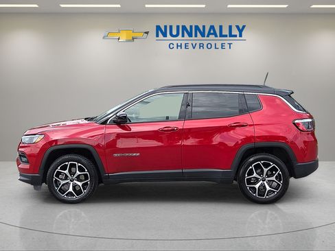 Used 2025 Jeep Compass Limited AWD/4WD image 2