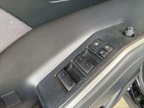 Used 2022 Toyota Highlander L FWD image 5