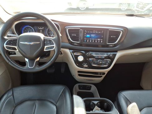 Used 2018 Chrysler Pacifica Touring-L FWD image 7