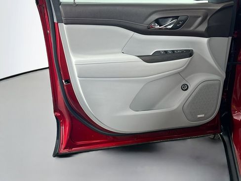 Used 2023 GMC Acadia SLT image 17