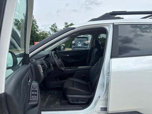 Certified 2025 Nissan Rogue SV AWD/4WD image 11