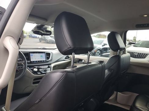 Used 2023 Chrysler Pacifica Touring-L FWD image 11