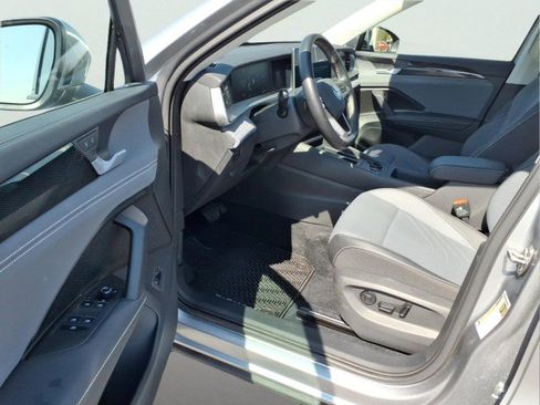 Certified 2025 Volkswagen Tiguan SE AWD/4WD image 15