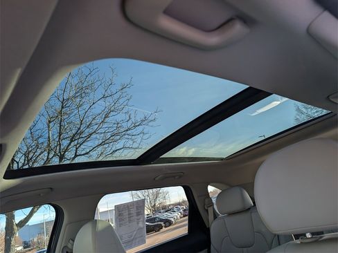Used 2022 Kia Sorento SX w/ Panoramic Sunroof Package image 16