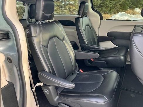 Used 2024 Chrysler Pacifica Touring-L image 17