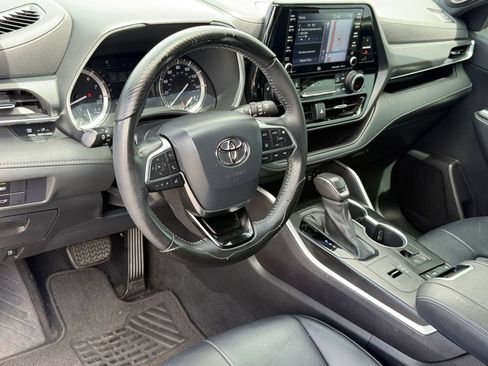 Used 2021 Toyota Highlander XSE FWD image 4