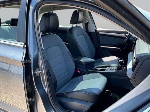 Used 2025 Volkswagen Jetta SE FWD image 9