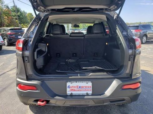 Used 2018 Jeep Cherokee Trailhawk image 7