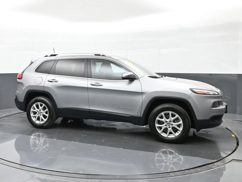 Used 2016 Jeep Cherokee Latitude AWD/4WD image 5