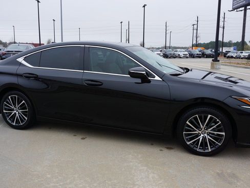 Certified 2025 Lexus ES 300h w/ Premium Package image 4