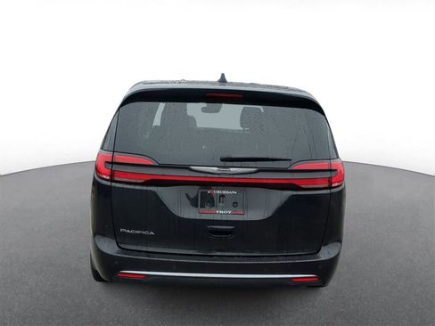 Used 2023 Chrysler Pacifica Touring-L image 7