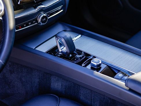 Used 2025 Volvo XC60 B5 Plus image 21