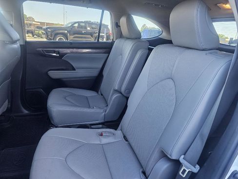 Used 2023 Toyota Highlander Limited image 13