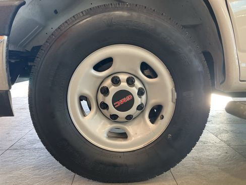 Used 2024 GMC Savana 2500 w/ Driver Convenience Package image 9