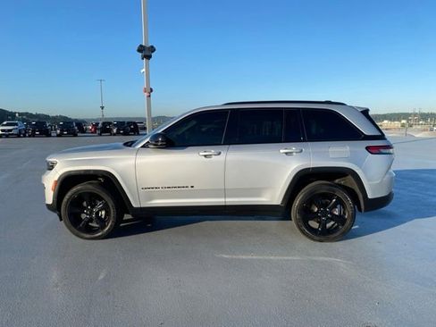 Used 2023 Jeep Grand Cherokee Altitude AWD/4WD image 5