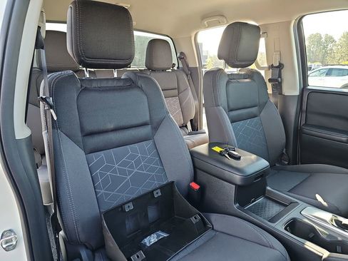 Used 2025 Nissan Frontier SV w/ SV Convenience Package image 11