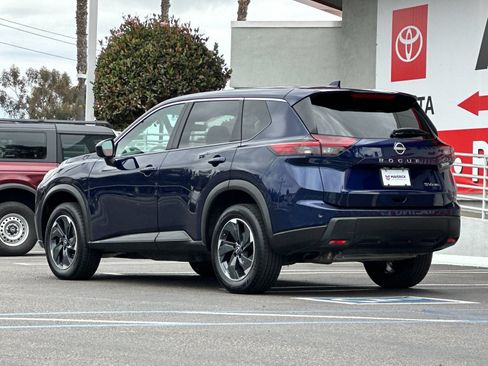 Used 2024 Nissan Rogue SV AWD/4WD image 3