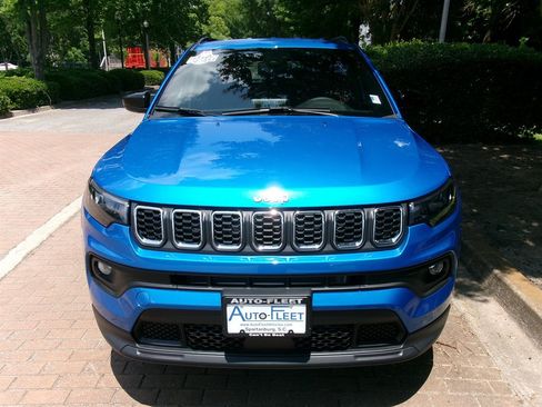 Used 2025 Jeep Compass Latitude AWD/4WD image 2