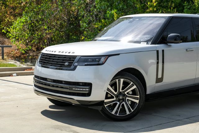 Used 2023 Land Rover Range Rover SE AWD/4WD image 3