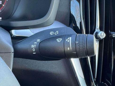 Used 2019 Volvo S60 T6 Momentum w/ Multimedia Package image 24