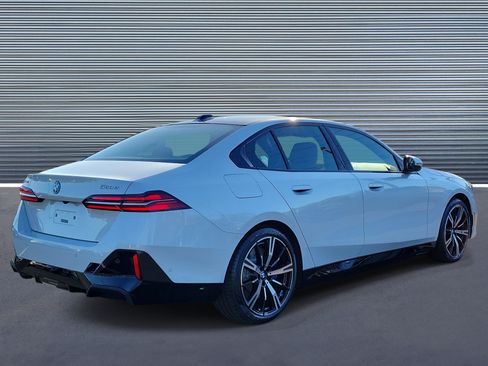 New 2026 BMW 550e xDrive w/ Executive Package image 3