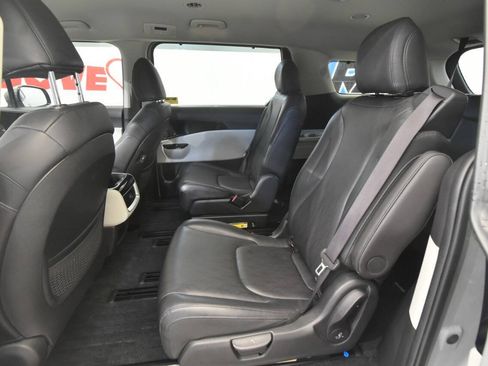 Used 2024 Kia Carnival EX FWD image 14