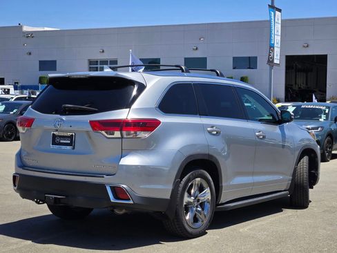 Used 2018 Toyota Highlander Limited Platinum AWD/4WD image 7