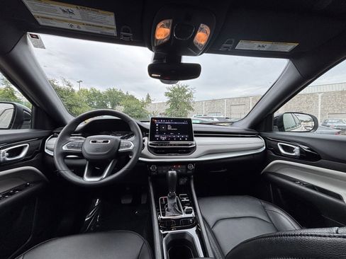 Used 2025 Jeep Compass Limited image 34