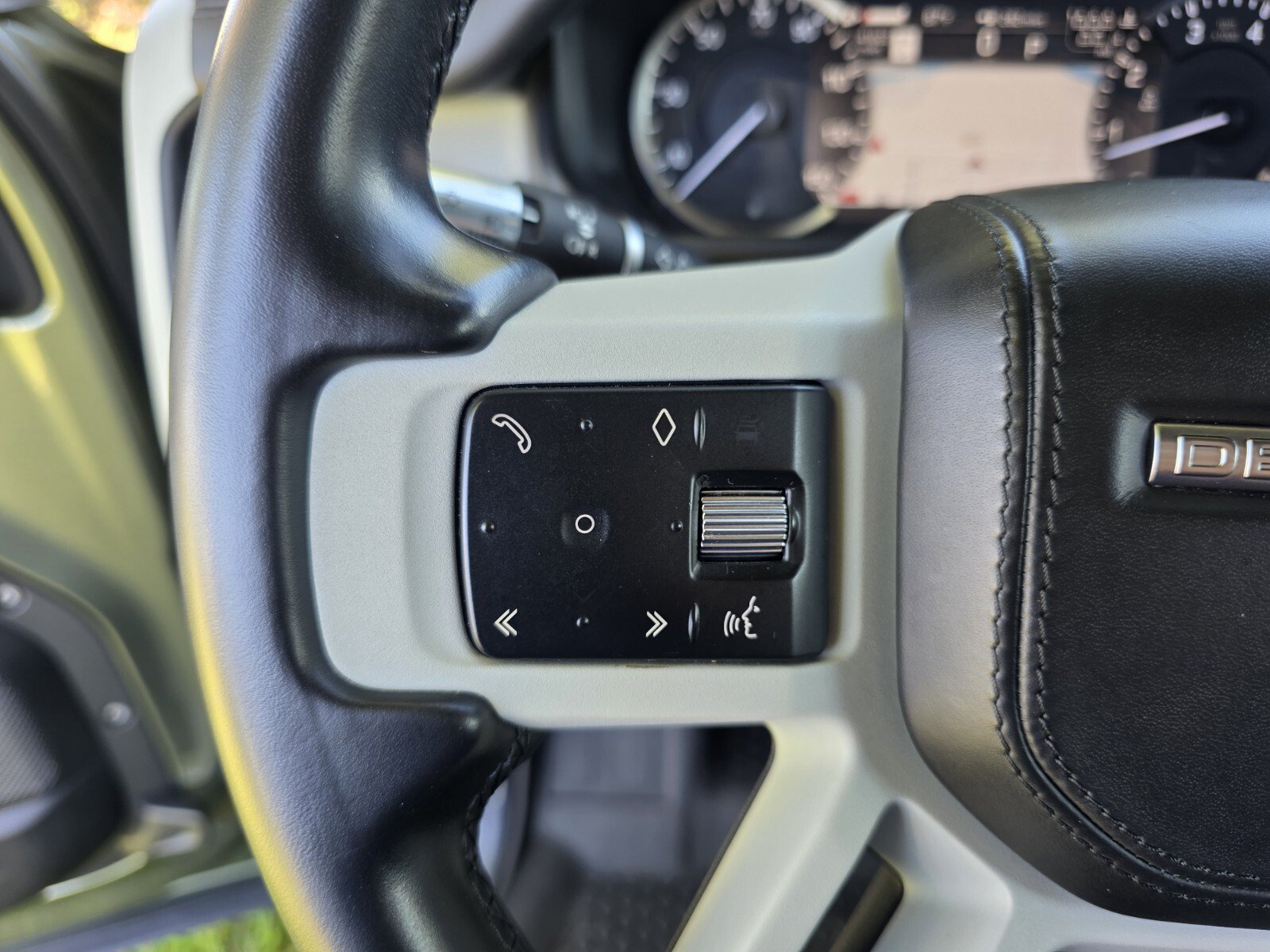 Certified 2022 Land Rover Defender 110 X-Dynamic HSE AWD/4WD image 19