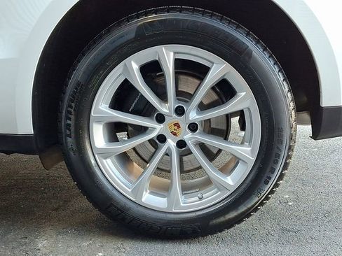 Certified 2025 Porsche Macan image 14