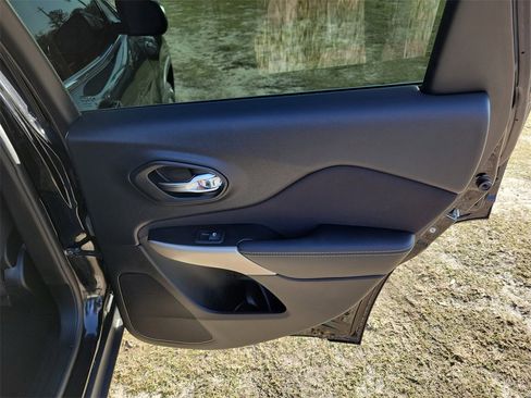 Used 2018 Jeep Cherokee Latitude w/ Mobile Office Group image 32