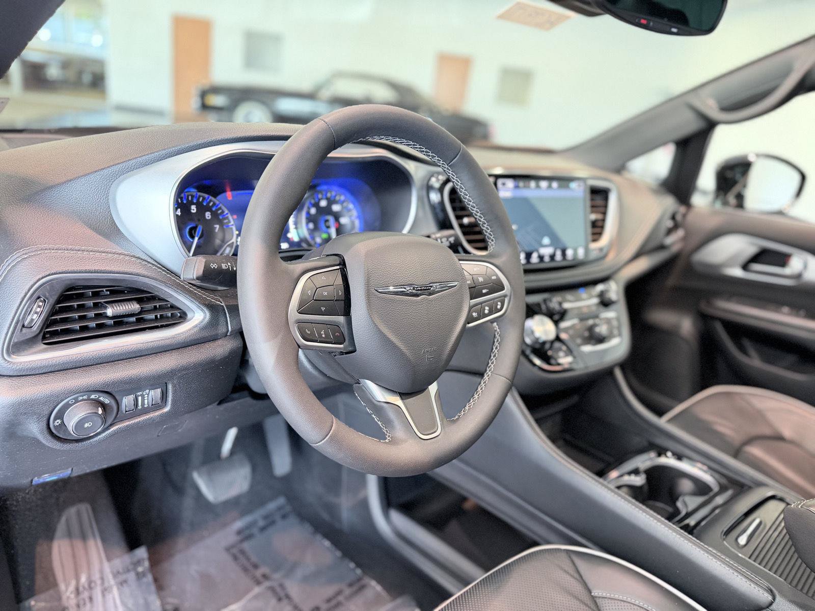 Used 2026 Chrysler Pacifica Limited FWD image 40