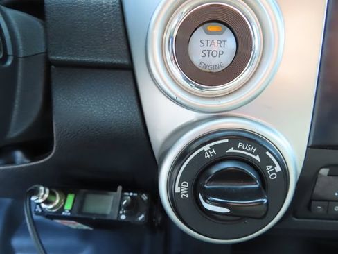 Used 2018 Nissan Titan SV AWD/4WD image 33