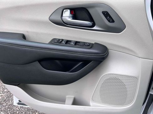 Used 2024 Chrysler Pacifica Touring-L FWD image 31