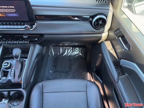 Used 2023 Chevrolet Colorado Z71 w/ Z71 Convenience Package 2 image 17