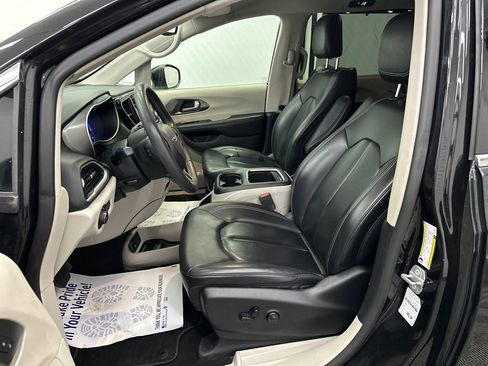 Used 2023 Chrysler Pacifica Touring-L FWD image 9