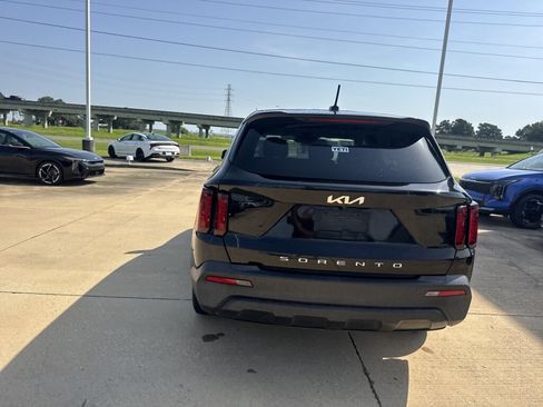 Used 2022 Kia Sorento LX FWD image 14