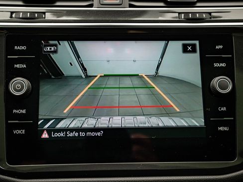 Used 2023 Volkswagen Tiguan SE w/ Panoramic Sunroof Package image 32