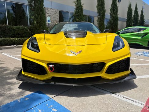 Used 2019 Chevrolet Corvette ZR1 RWD image 3