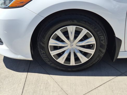 Used 2019 Toyota Camry LE FWD image 12